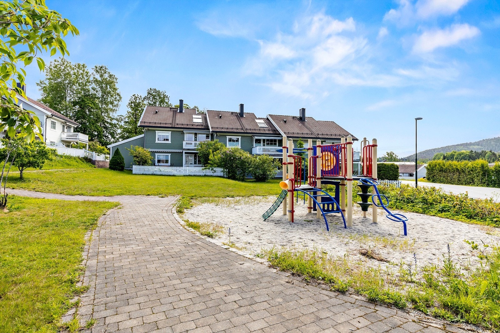 Felles tomt er opparbeidet med blant annet, lekeplass, asfalterte veier, plenarealer og diverse beplantning. Galleribilde