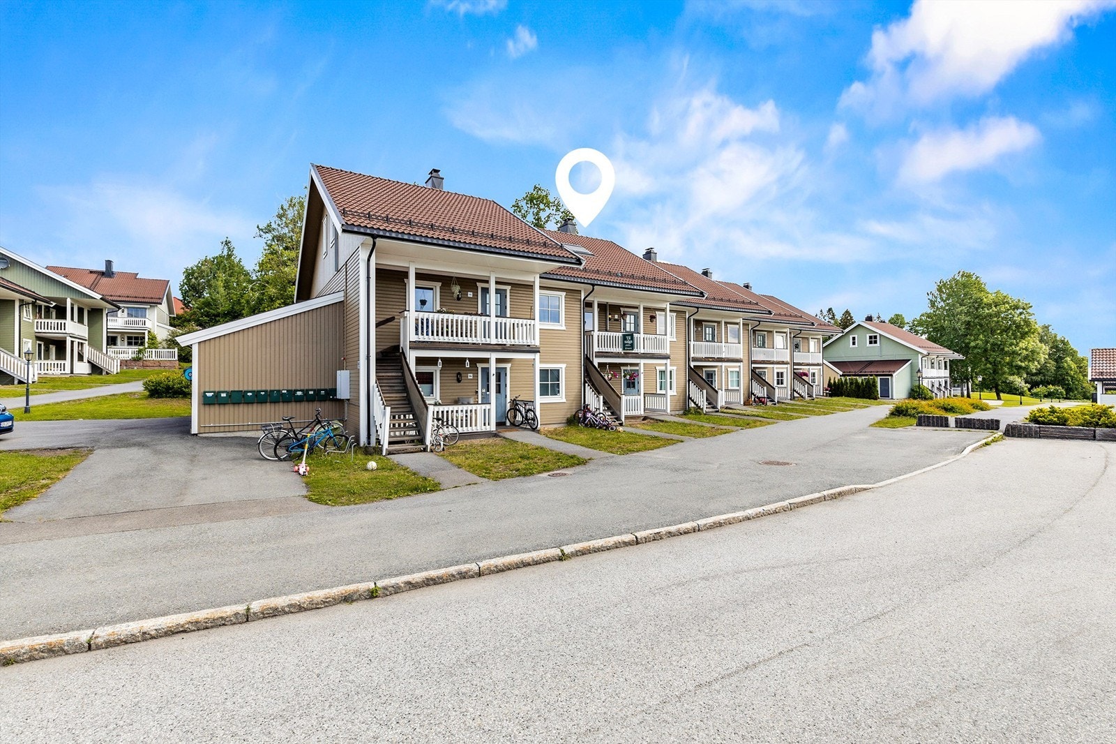 Leiligheten har en utvendig bod i 1. etasje på enden av husrekken på ca 5 kvm. Galleribilde