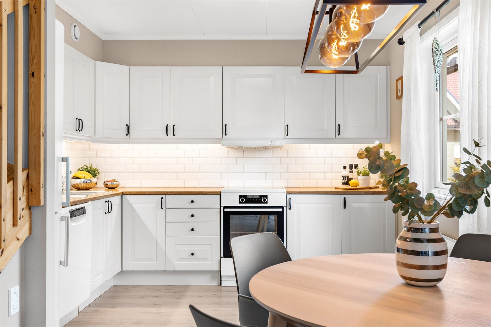 Lys og attraktiv toppleilighet med 3 soverom, 2 bad og loftstue. 2 uteplasser. Barnevennlig. Carport med ladestasjon. Galleribilde