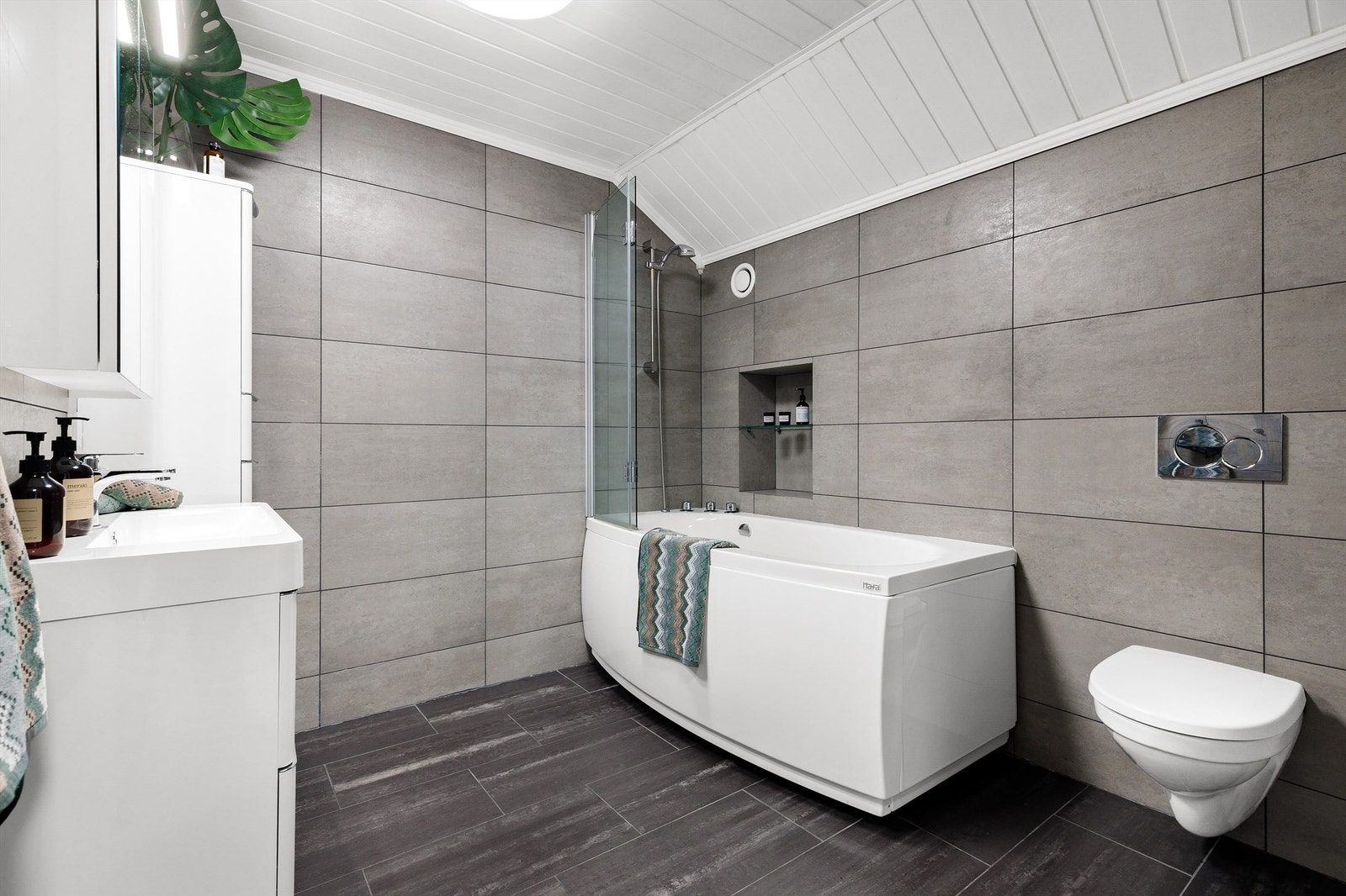 Bad i 3. etasje fra 2012. Flislagt gulv med gulvvarme og flislagte vegger. Badekar med innebygget dusj- og badekararmatur. Galleribilde