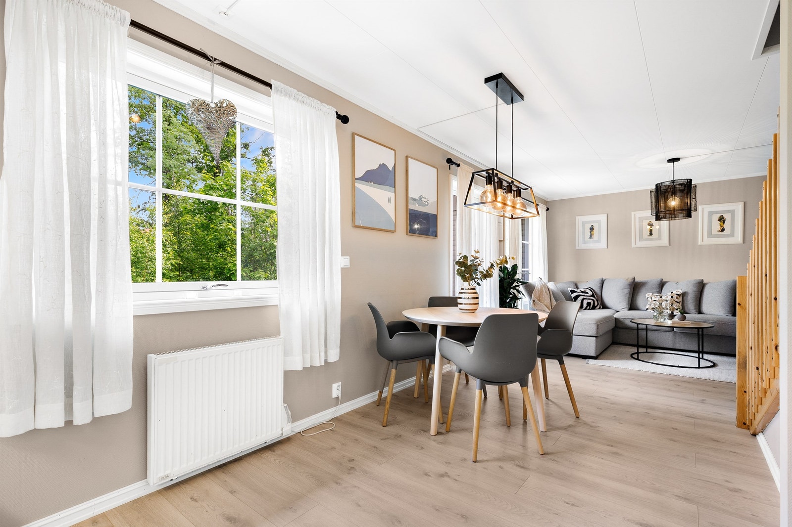 Ny parkett i 2. etasje i 2022 og alle veggflater er malt i 2024. Galleribilde