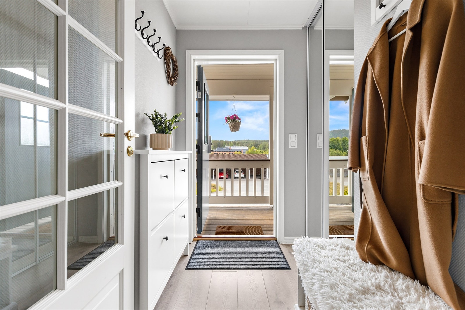 I entréen er det skyvedørsgarderobe til oppbevaring, samt mulighet for oppheng av jakker på vegg. Galleribilde