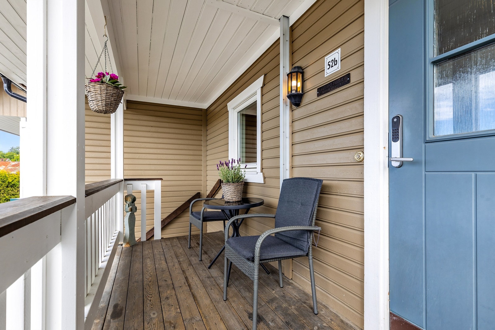 Leiligheten har to uteplasser med en i hver ende. Begge balkongene er tinglyst som tilleggsareal til seksjonen. Galleribilde