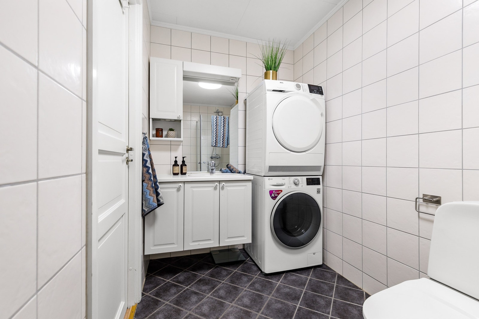 Bad i 2. etasje fra byggeår i 2009. Flislagt gulv med gulvvarme og flislagte vegger. Det er opplegg for vaskemaskin og tørketrommel. Galleribilde