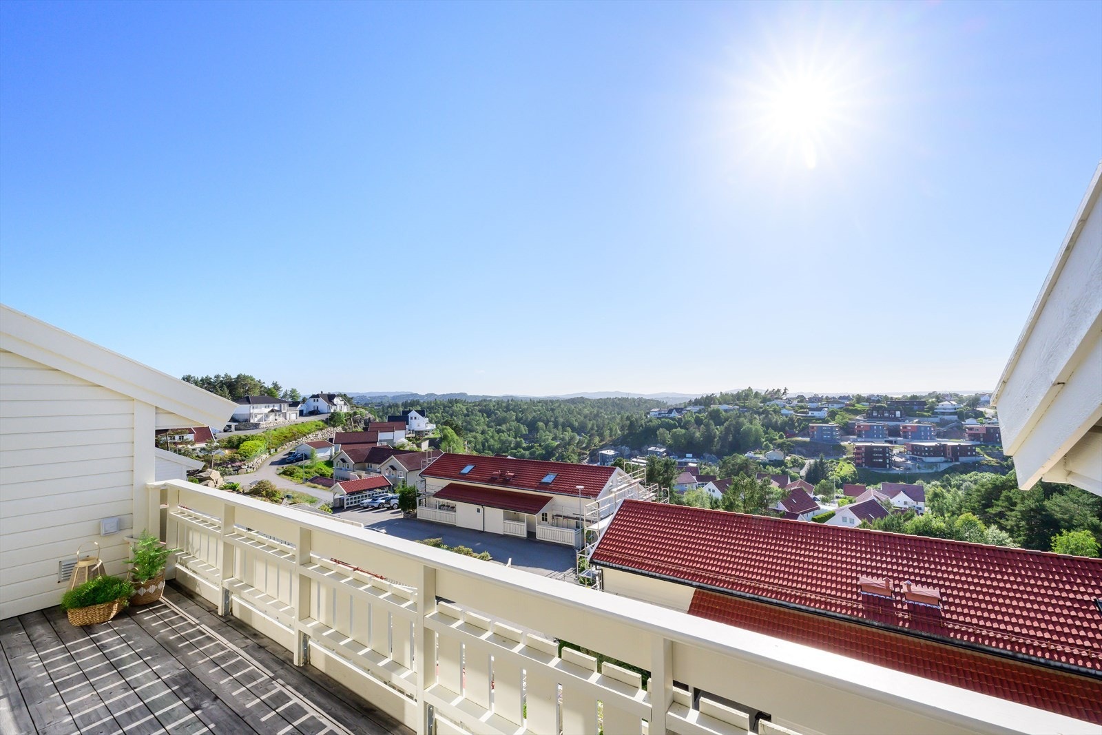 Kjøretid til Bergen Sentrum er kun ca. 15 minutter. I Kleppestø, ca 5 minutter unna, går det også hurtigbåt direkte til Bergen. Galleribilde