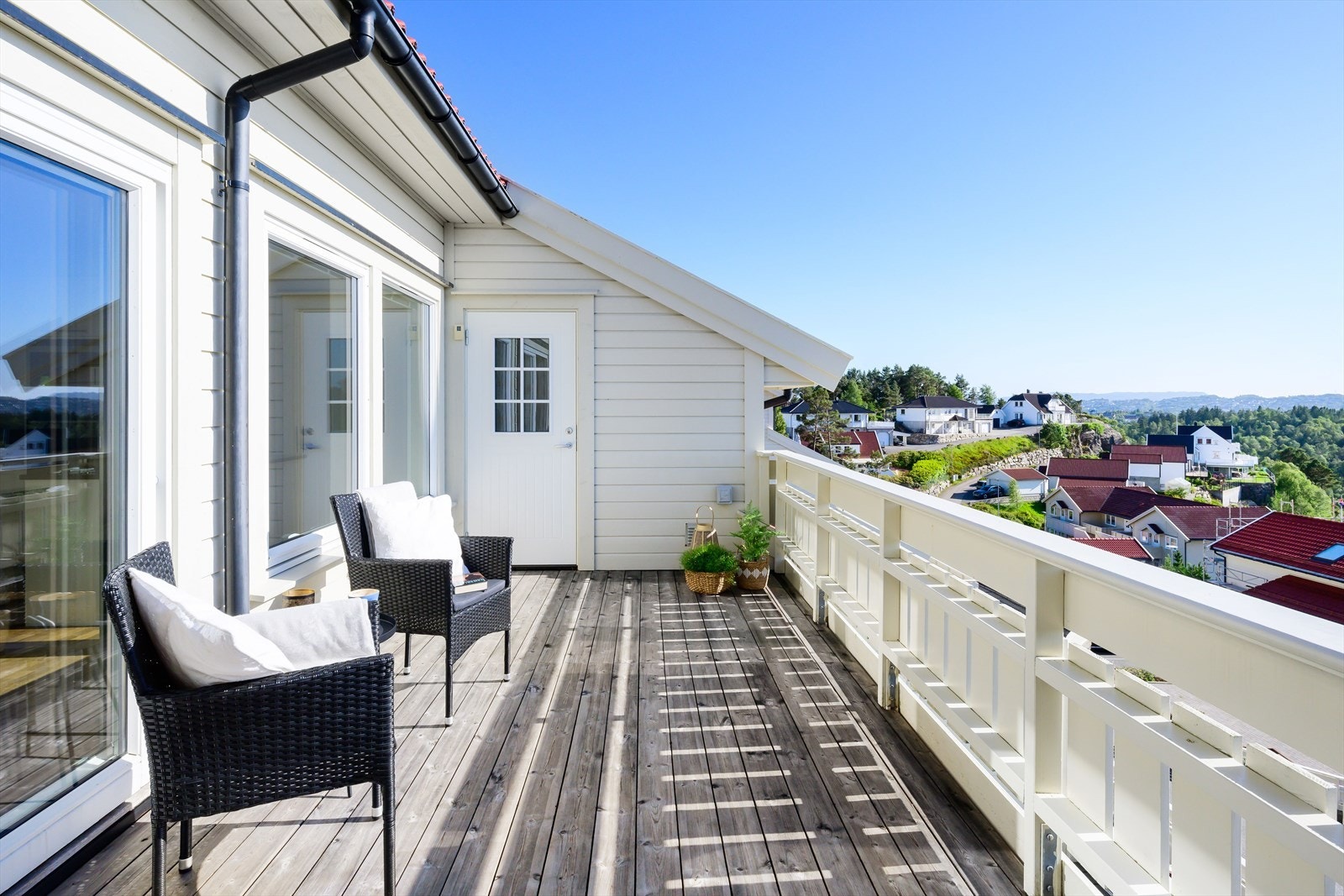 Enkel adkomst til terrasse fra stuen. Her kan du nyte solrike kvelder, samt en fantastisk utsikt Galleribilde