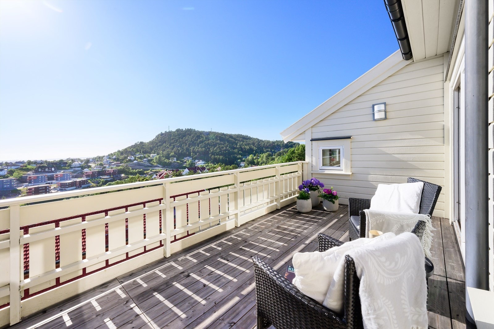 Stor og flott toppleilighet, i attraktivt boligområde, med fantastisk utsikt og gode solforhold Galleribilde