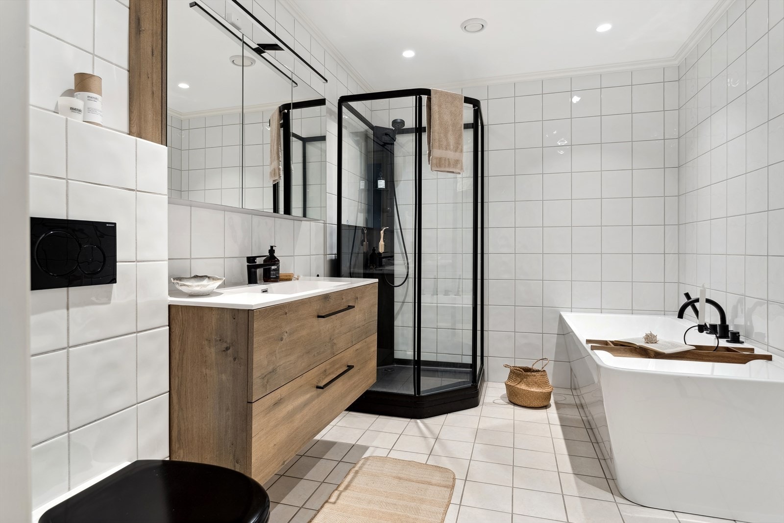 Pent bad i helfliset utførelse. Nye baderomsmøbler, dusjkabinett og badekar i 2021 Galleribilde