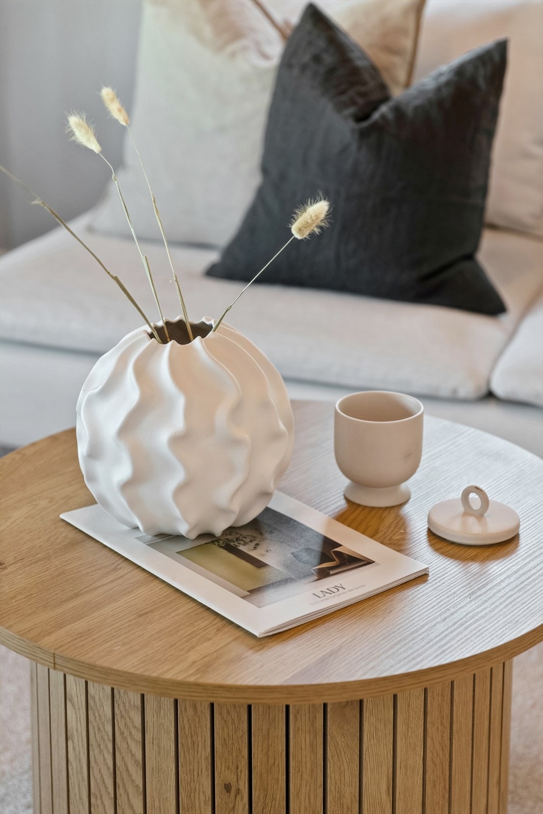 tor og innbydende stue på 35,3 m² med god plass til møblering Galleribilde