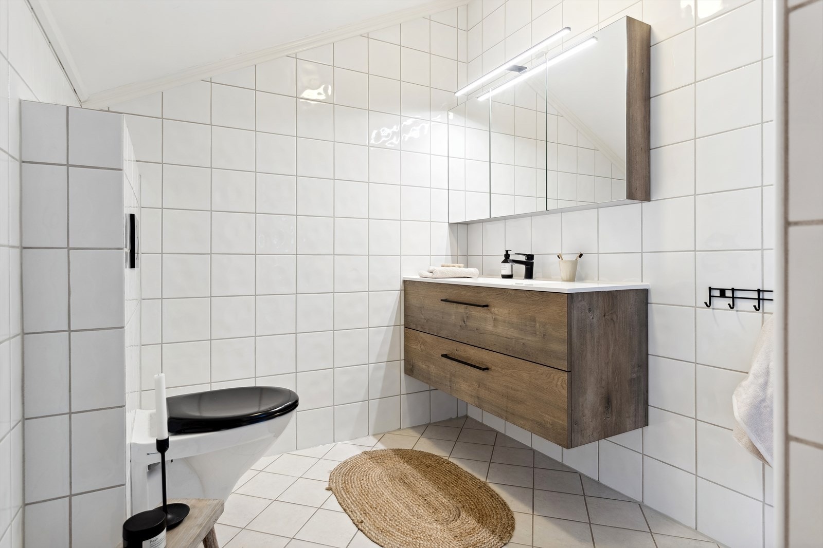 Også badet i 2.etasje fikk nye baderomsmøbler i 2021 Galleribilde