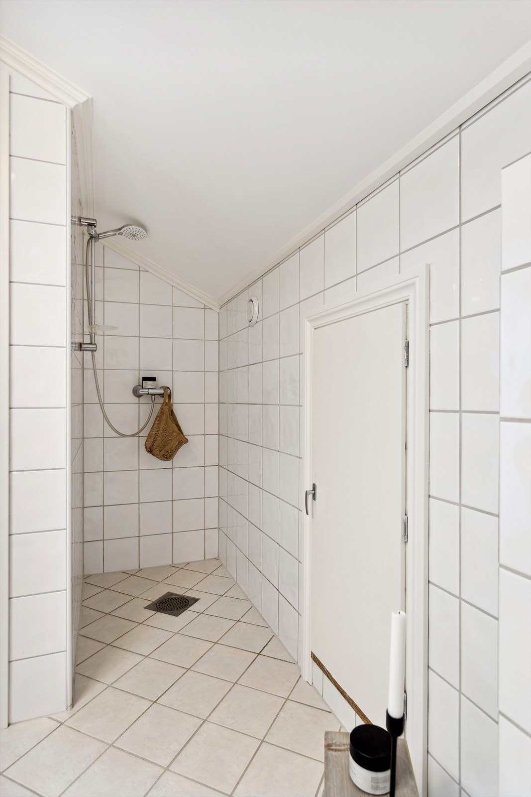 Dusjsone og inngang til kneloft. Galleribilde