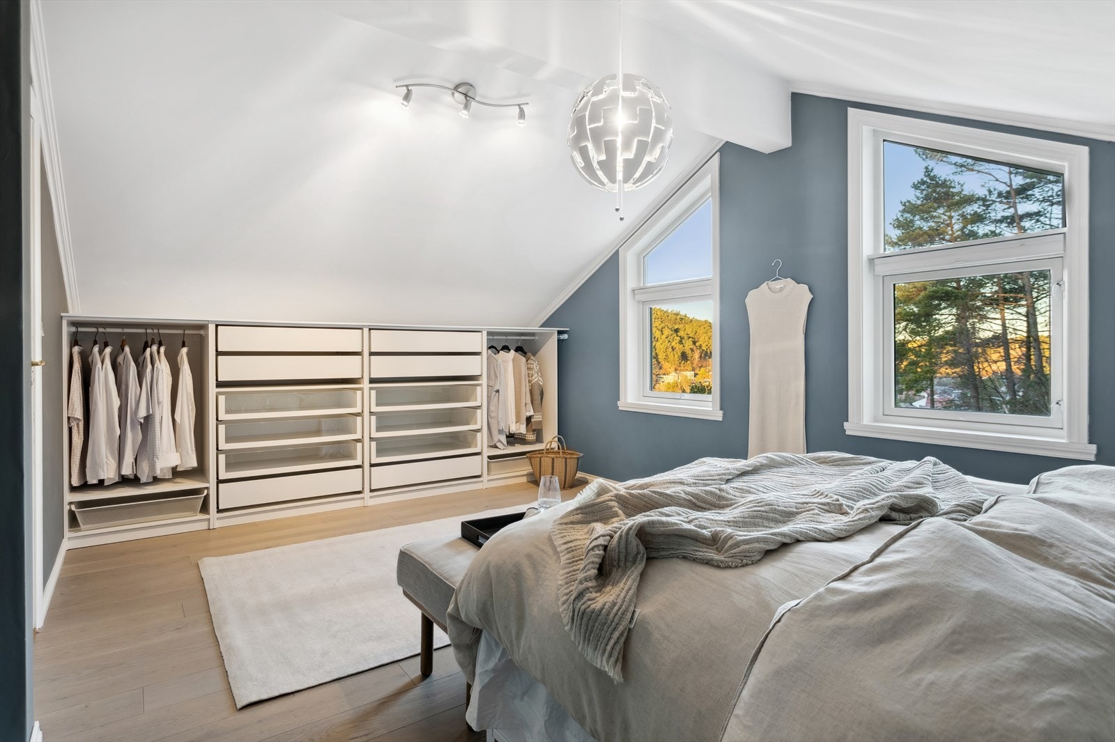 Praktisk garderobeløsning i ene enden av rommet. Rommet var to soverom på opprinnelige byggetegninger. Galleribilde