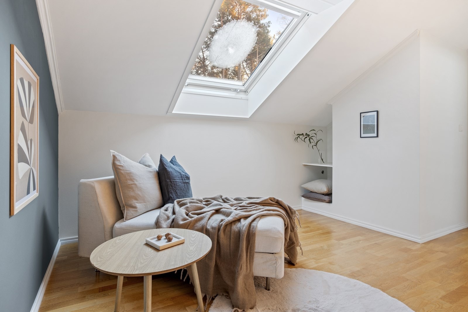 Loftstuen kan enkelt innredes til tv-stue, kontorrom, lekesone for barna eller annet etter eget ønske Galleribilde