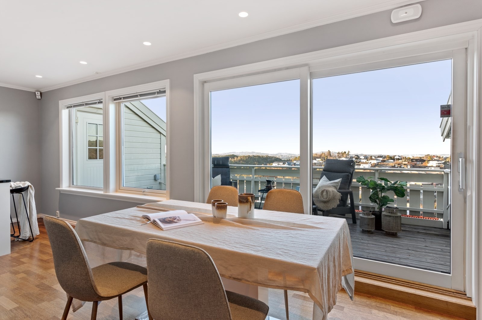 Gjennomgående delikate farge,- og materialvalg i boligen Galleribilde