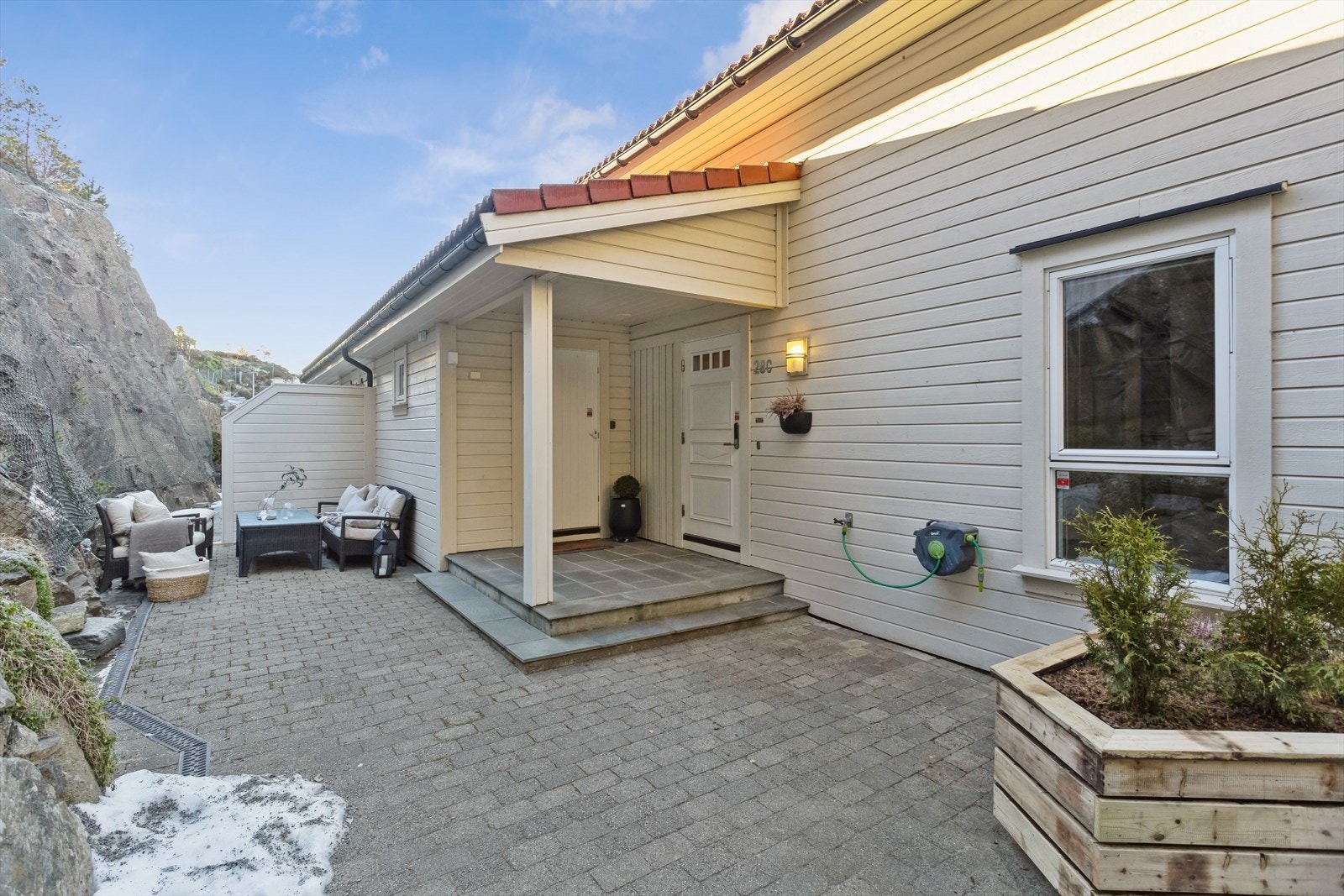 Uteplassen er godt skjermet og selger opplyser om at morgensolen kan nytes på denne siden Galleribilde