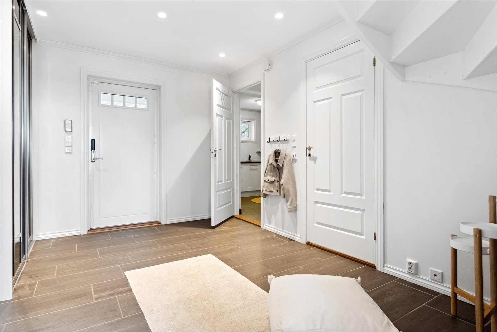 Lunt førsteinntrykk med varme under fliser. Oppbevaring i skyvedørsgarderobe. Galleribilde