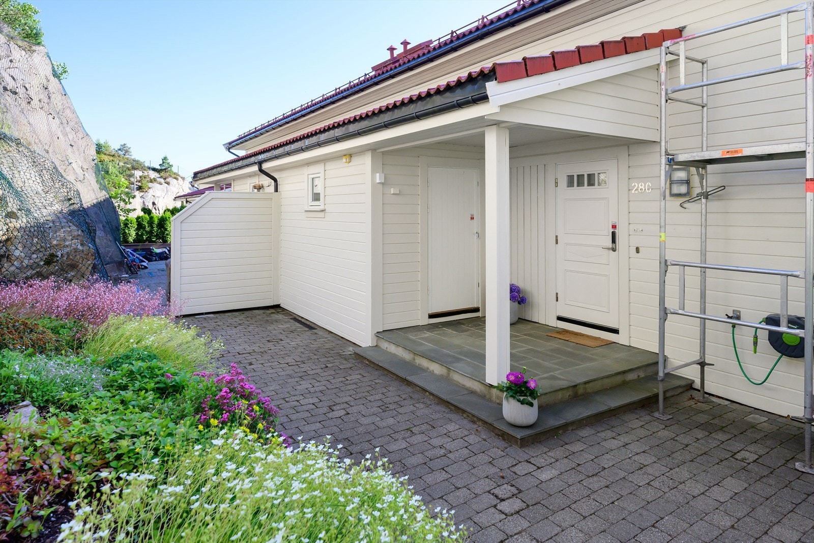 Blokken blir malt utvendig i April-Juni 2024. Dette er en kostnad som allerede er bekostet av selger, og kjøper trenger dermed ikke tenke på dette på noen år. Galleribilde