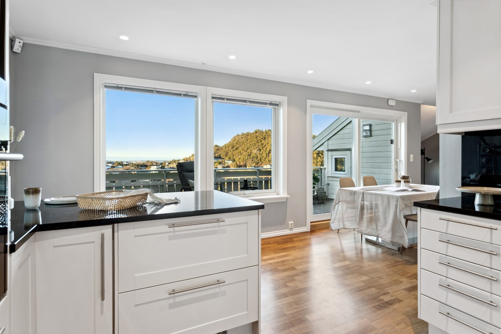 Utsikten kan nytes fra flere steder i leiligheten - og da også fra kjøkkenet. Galleribilde