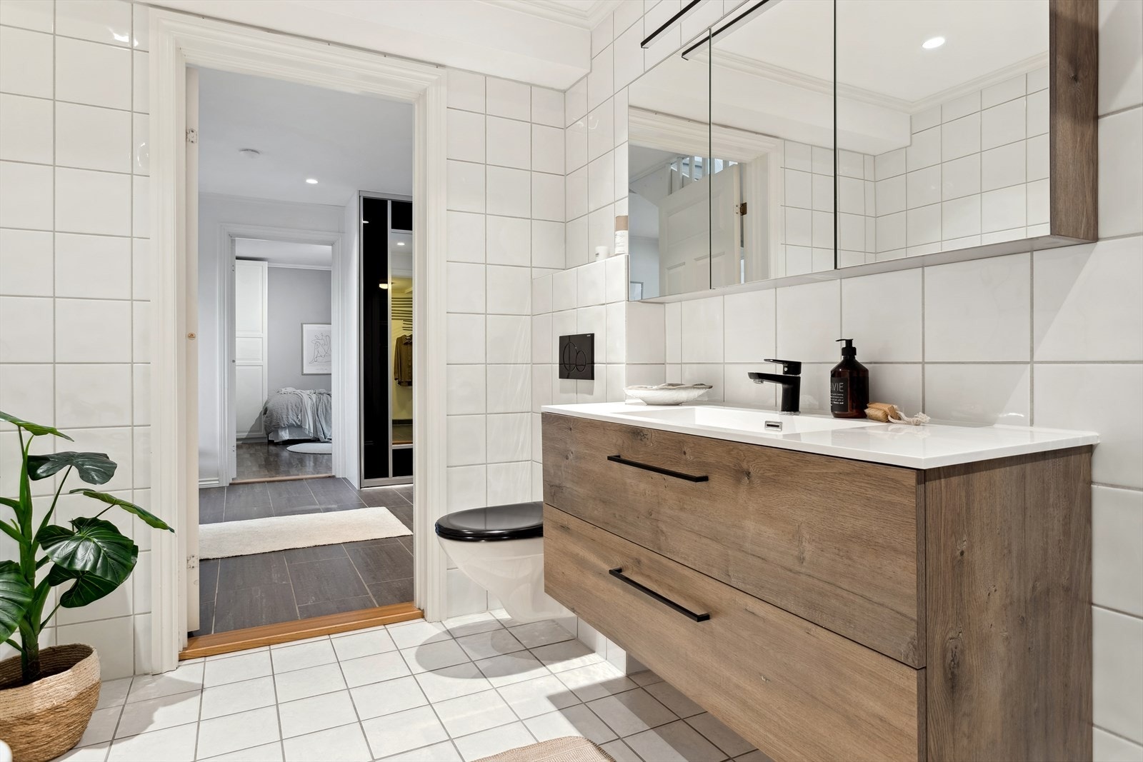 Både bad, vaskerom og hall har varme i gulv Galleribilde