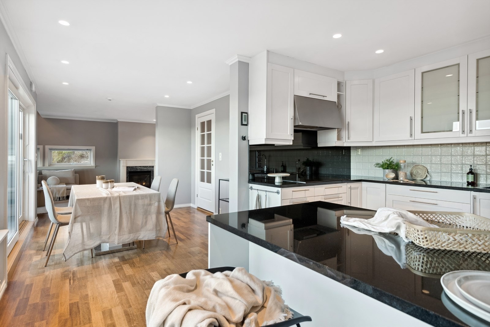 Av integrerte hvitevarer finnes kjøleskuffer, oppvaskmaskin, kaffemaskin og komfyr. I tillegg er det sonefri 80 cm induksjonstopp. Galleribilde