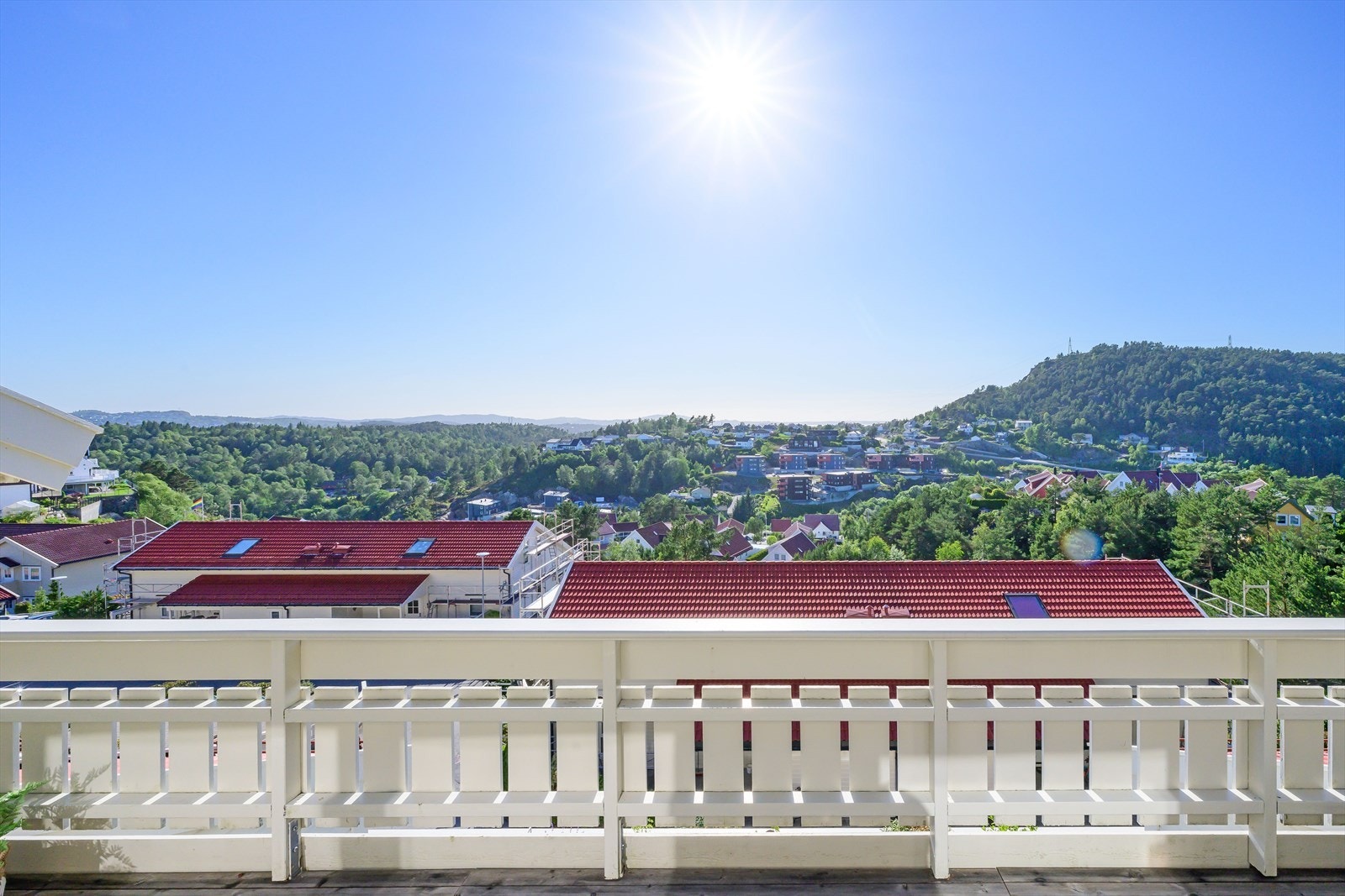 Nyt solrike kvelder på egen altan, uten innsyn. Galleribilde