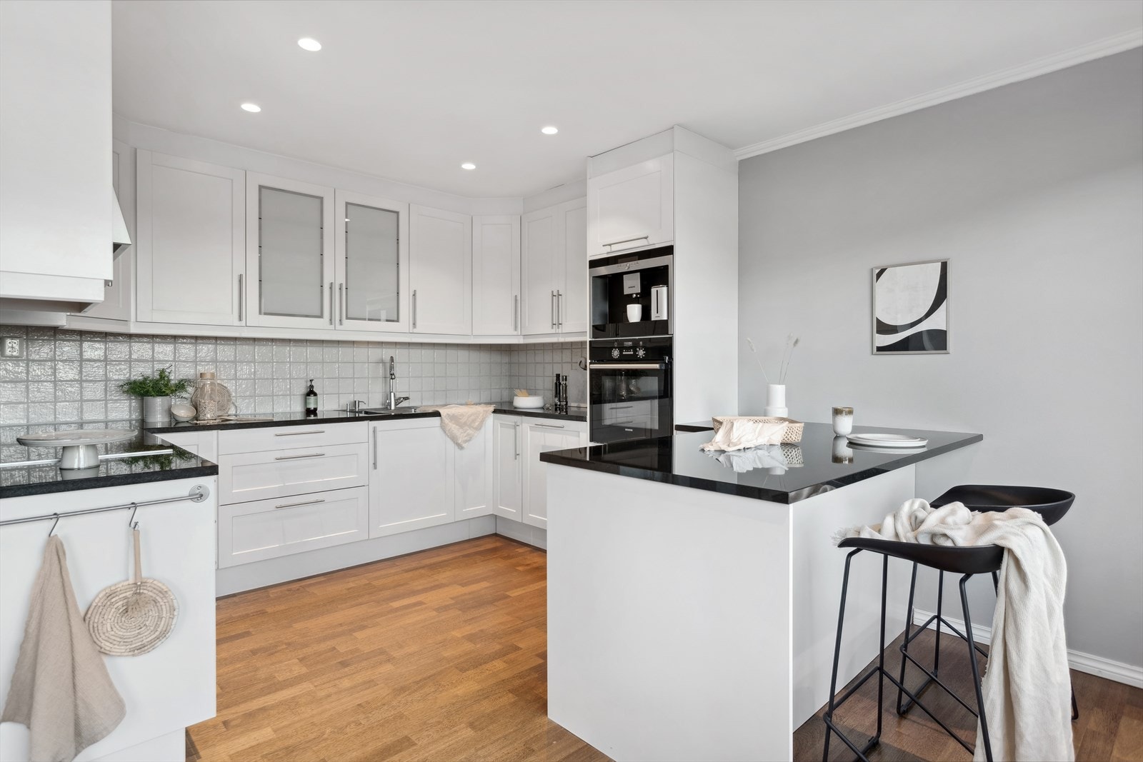 Trivelig spiseplass ved forlenget benkeplate i stein Galleribilde