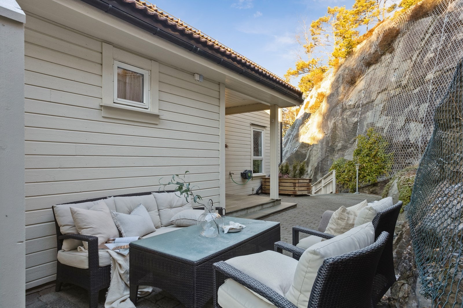 Plass til utemøblering på baksiden om ønskelig Galleribilde