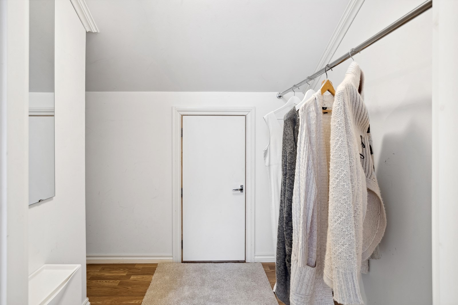 Praktisk kott/garderoberom med videre adkomst til kneloft med et gulvareal på hele 23 m². Galleribilde