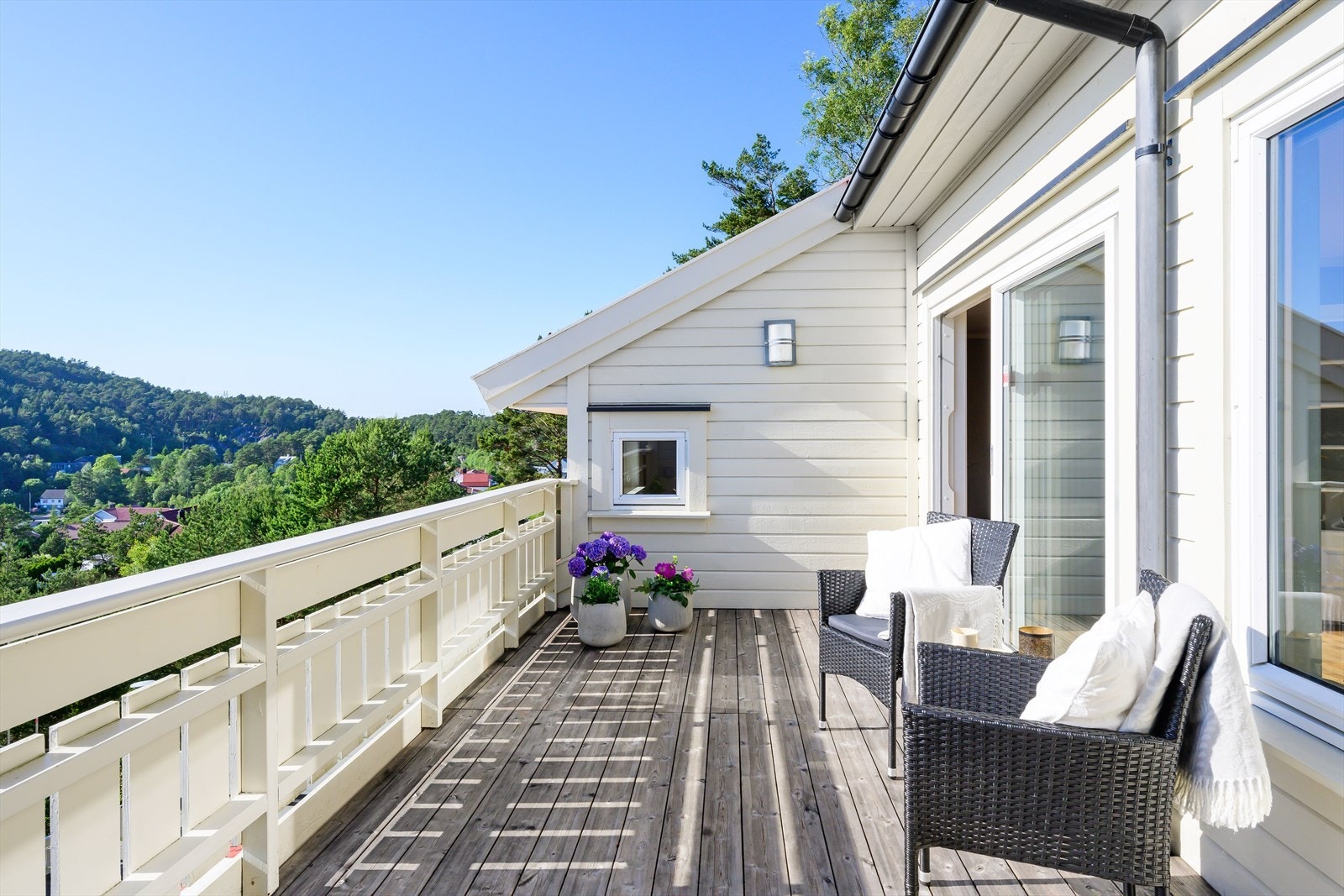 Selger opplyser om sol til ca. 22.00 midtsommers. Her er det dermed nydelig å nyte fine ettermiddager og kvelder. Galleribilde