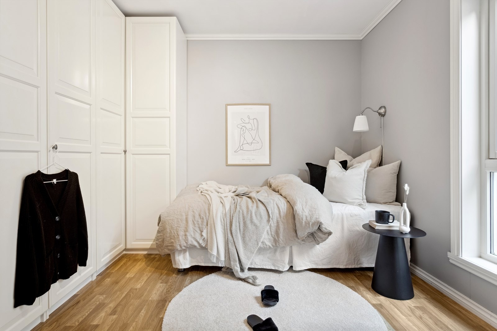 Soverommet i 1.etasje. God oppbevaringsplass i garderobeløsning. Galleribilde