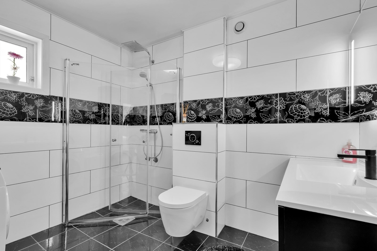 Fliselagt bad med varme i gulv. Opplegg for vaskemaskin Galleribilde
