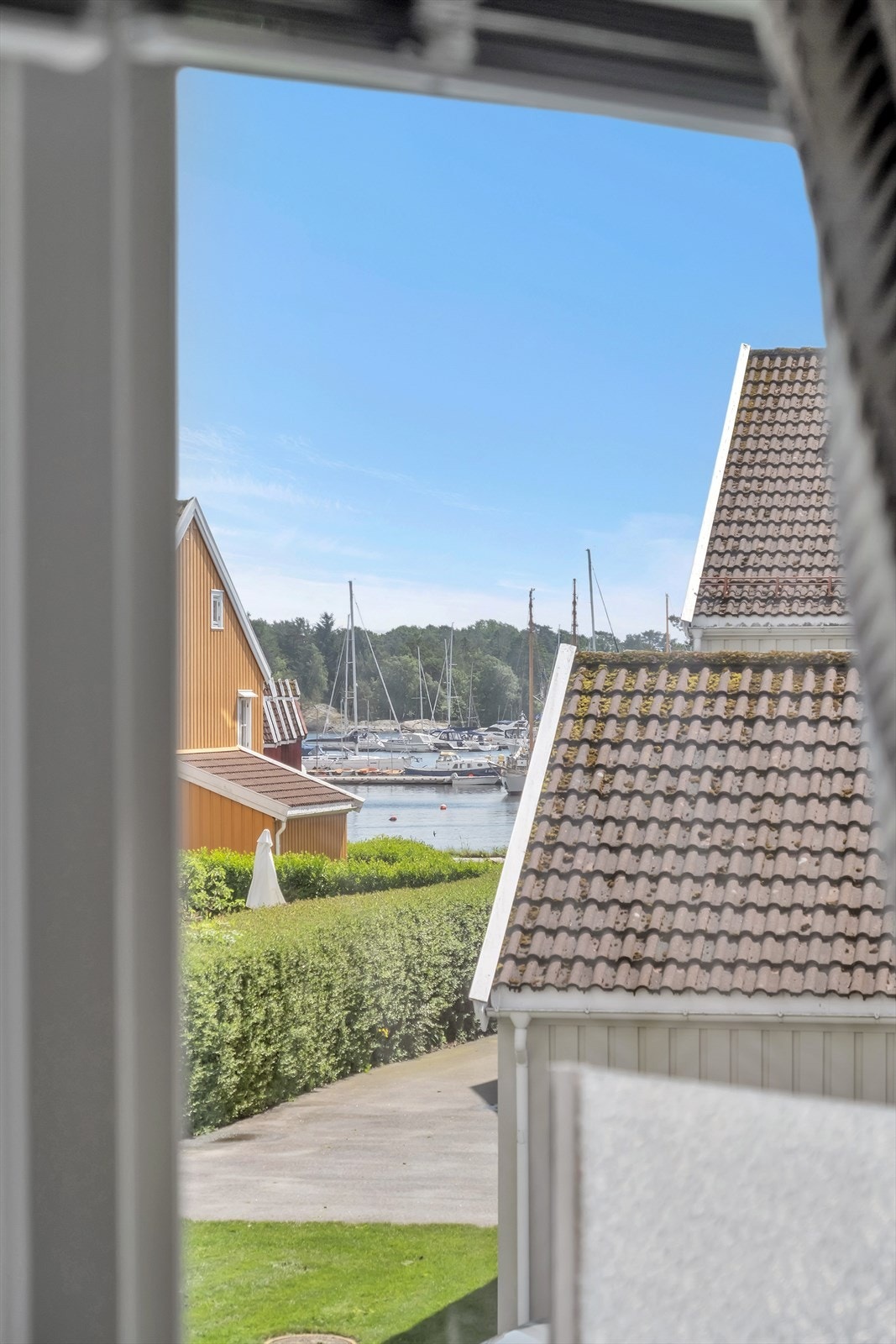 Leiligheten ligger med umiddelbar nærhet til sjøen Galleribilde