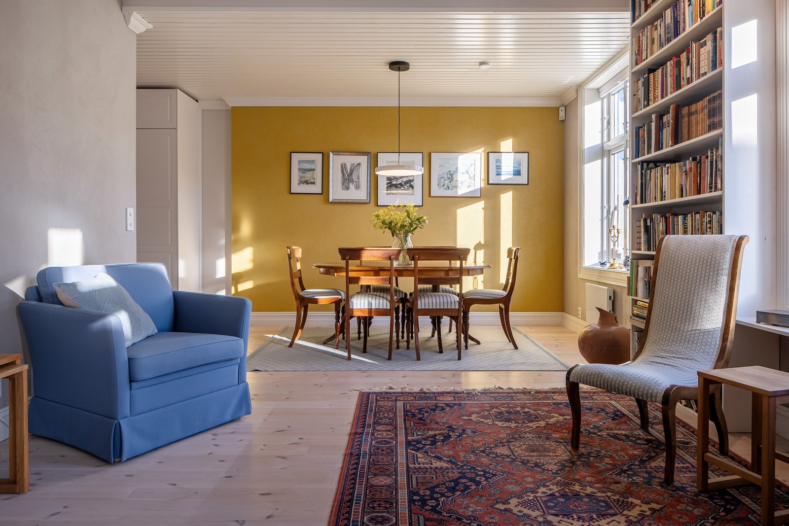 Spisestuen er lyst og gir god plass for et rikt spisebord. Galleribilde