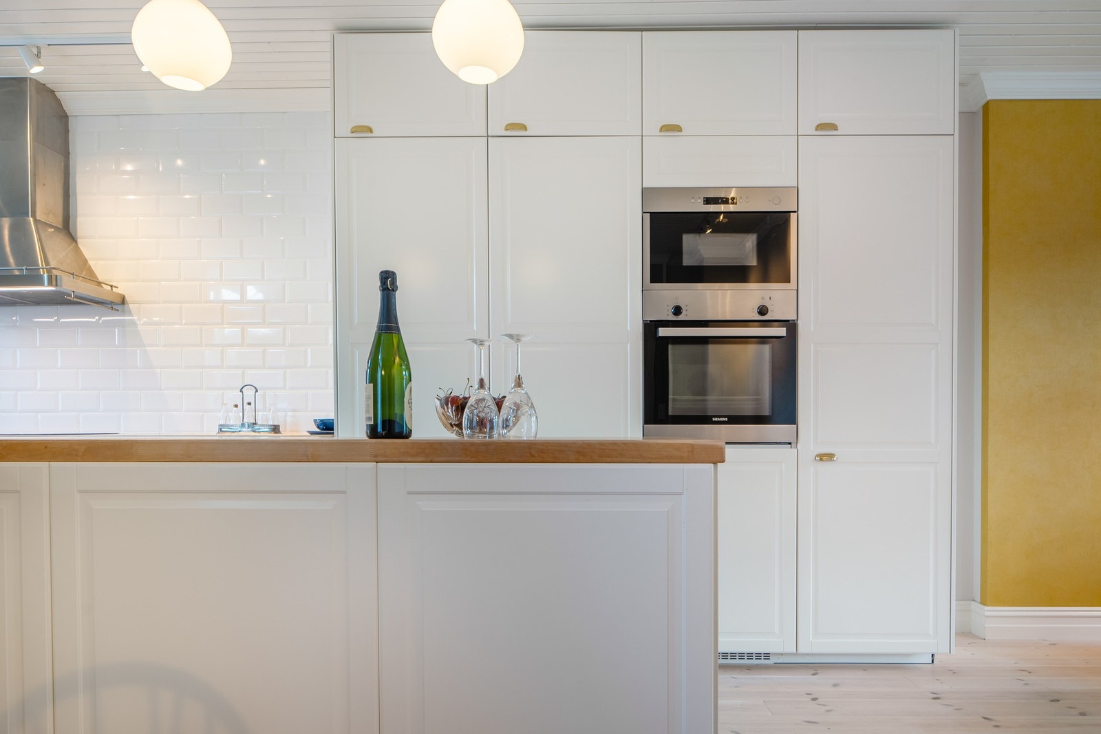 En elegant, innholdsrik og velutstyrt kjøkkeninnredning. Galleribilde