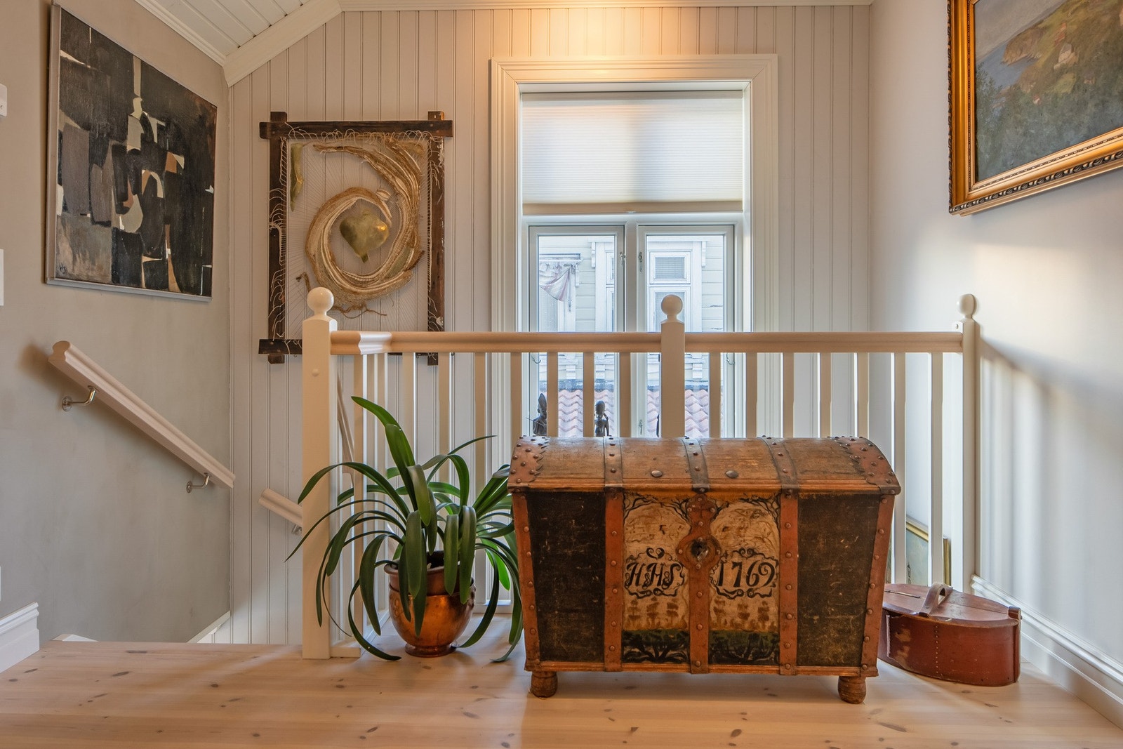 Der trappen møter andre etasje kommer du opp til en lys liten stue som forbinder rommene i etasjen. Galleribilde