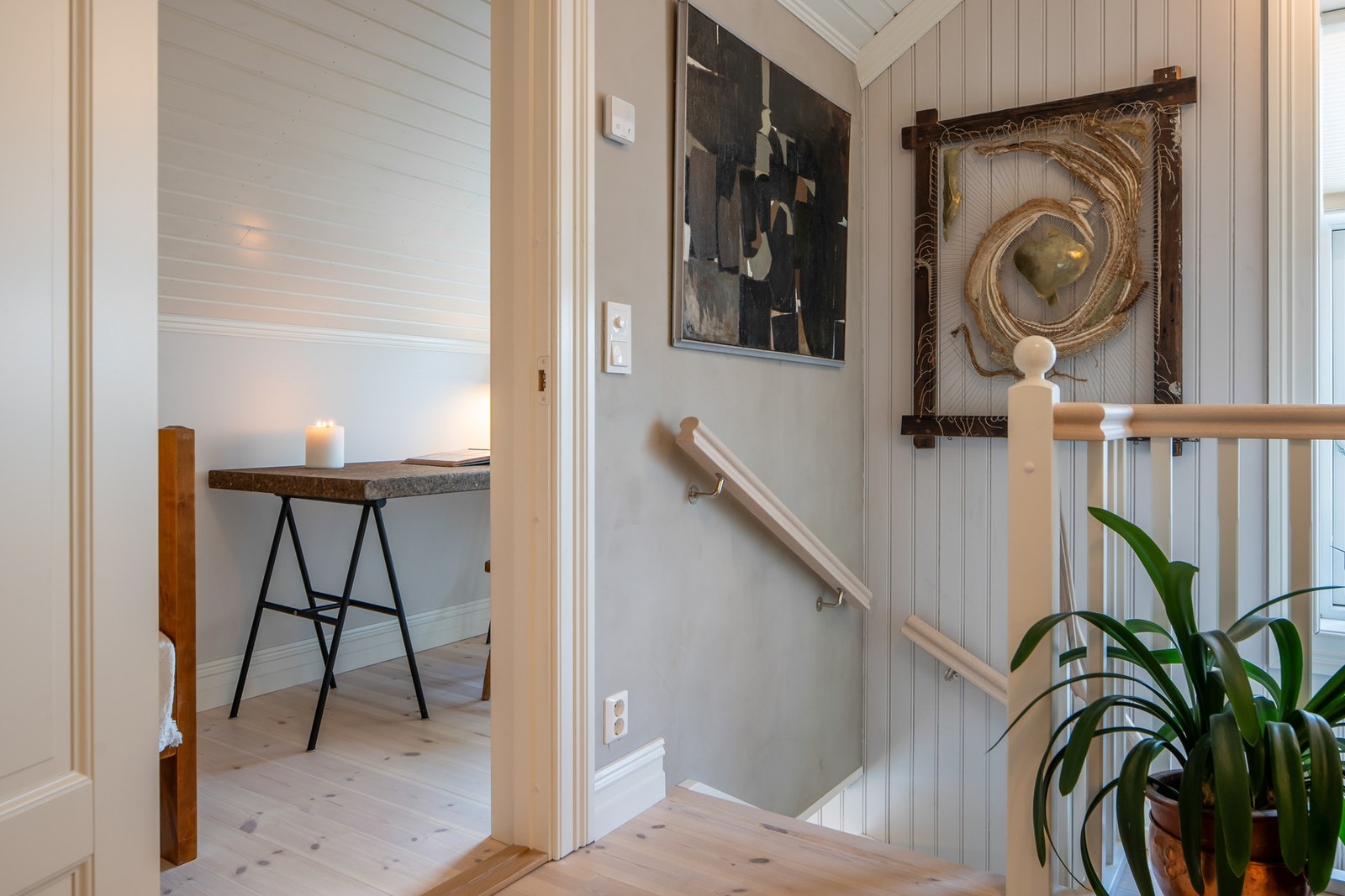 Alkoven ved trappen kan benyttes som kontor, oppbevaring, eller til overnattingsbesøk. Galleribilde