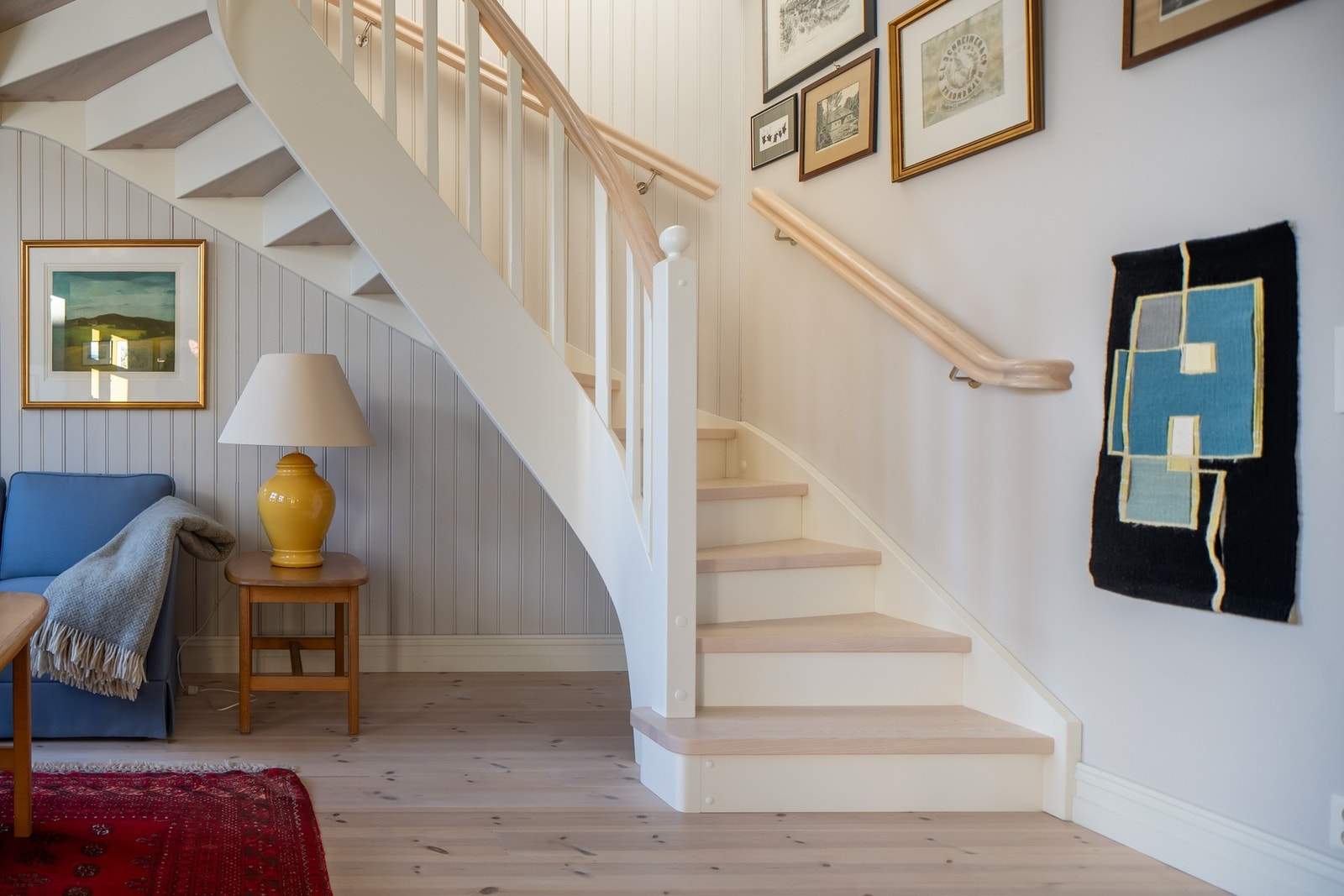 Trappen opp til andre etasje er ny - og elegant. Galleribilde