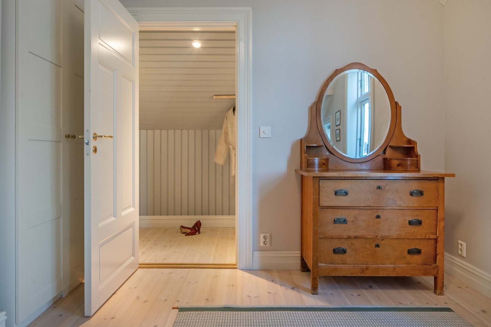 En alkove fra soverommet kan benyttes som barneværelse, eller som walk-in garderobe. Galleribilde