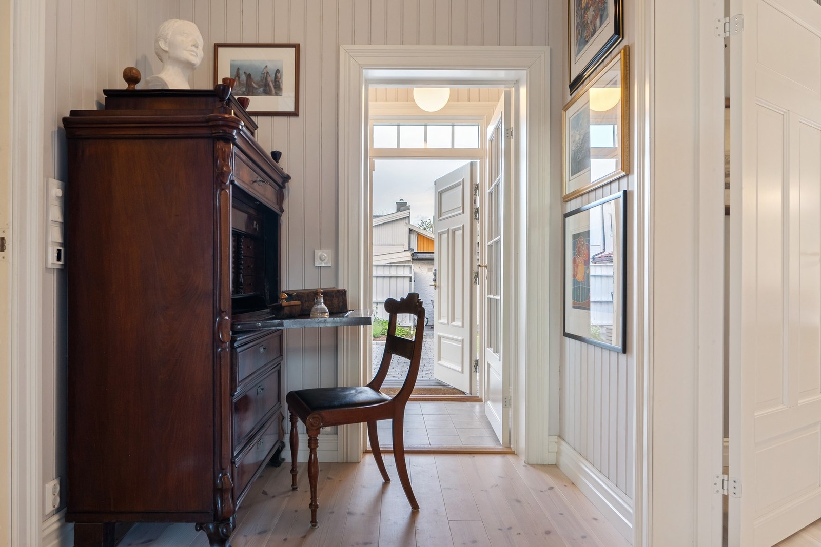 Fra entreen ut til hagen. Kjøkken inn mot høyre og Wc/vaskerom inn mot venstre. Galleribilde
