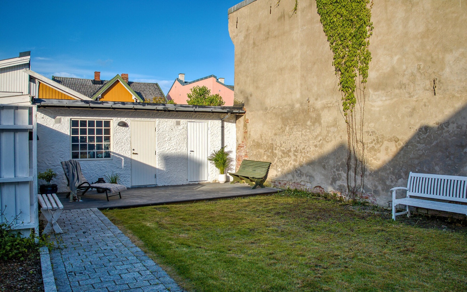 Innerst i hagen ligger det gamle uthuset, fullt av muligheter. Galleribilde