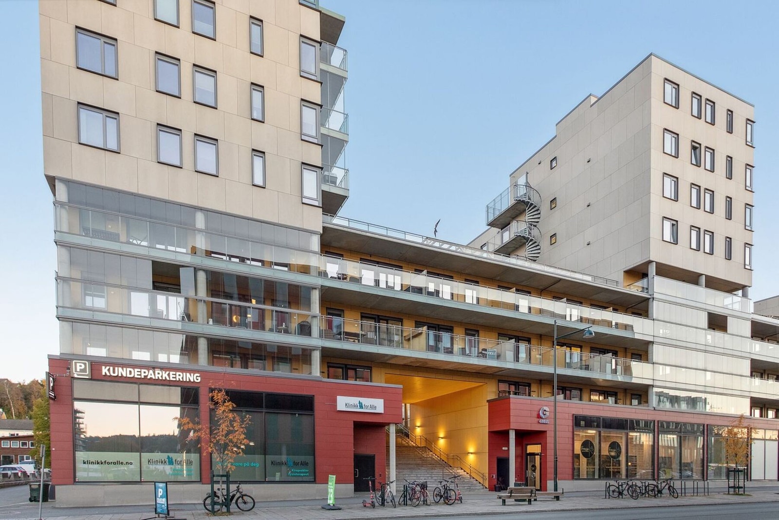 Fasade. I byggets første etasje har du Kompis, Kiwi og kiropraktor/fysio. Galleribilde
