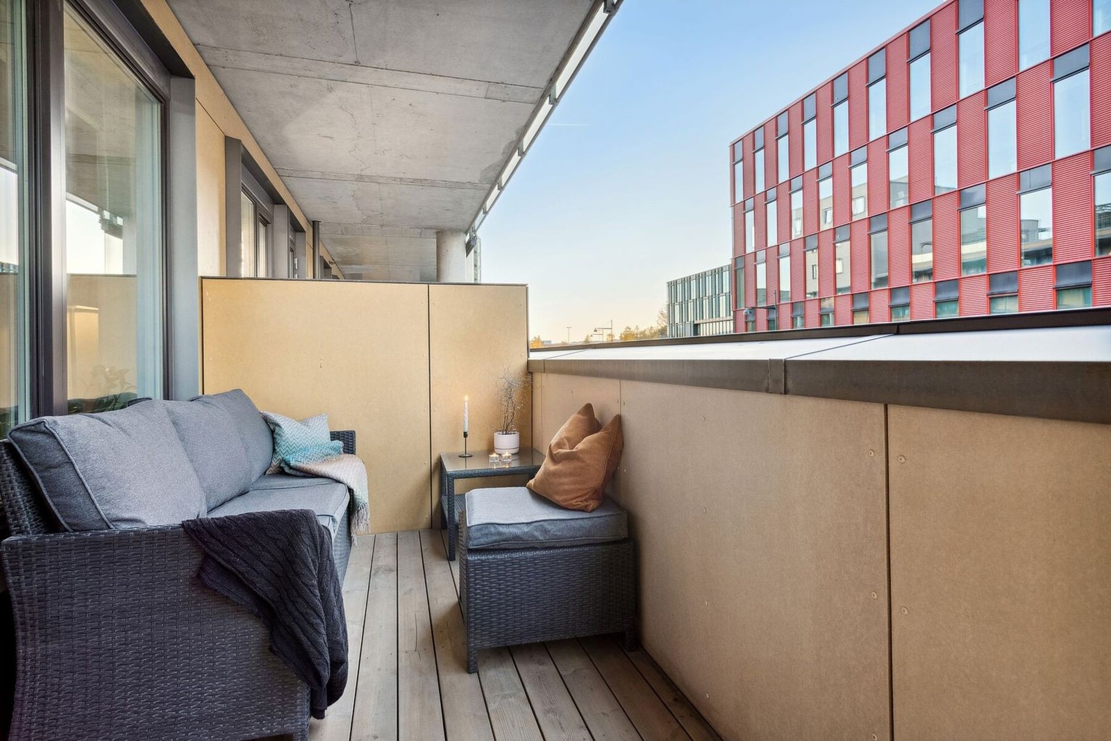 Fra stuen er det utgang til en vestvendt balkong på ca 7m2. Galleribilde