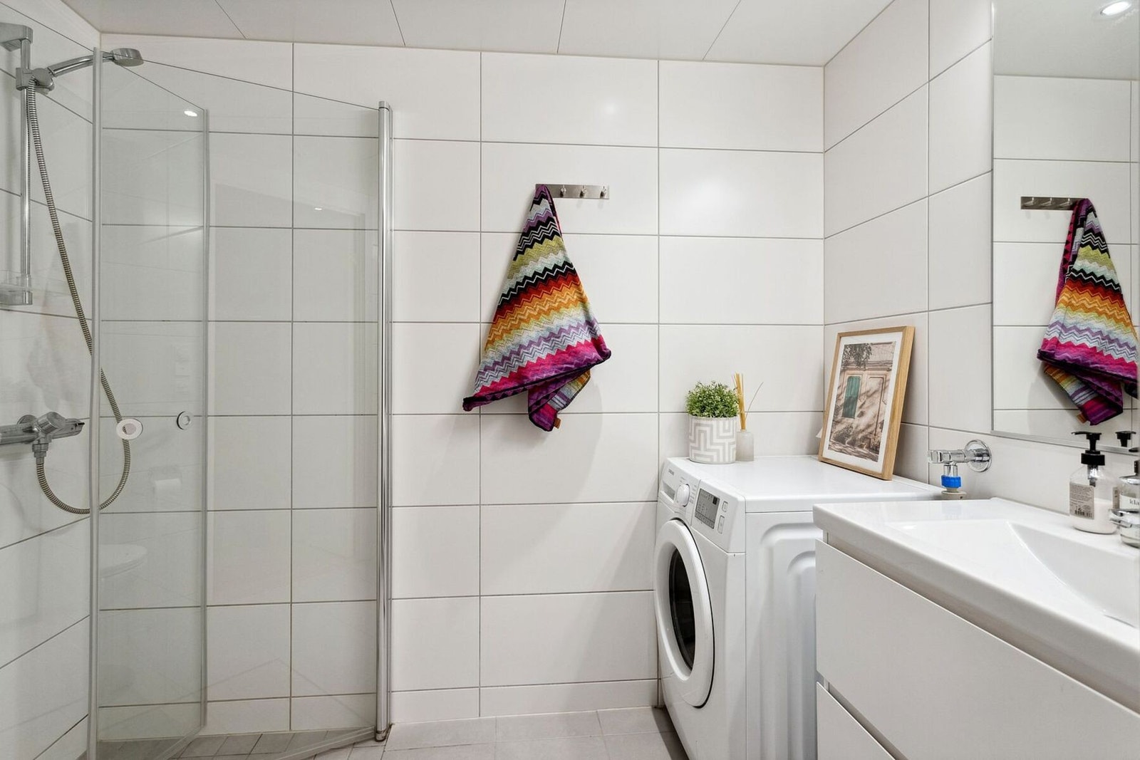 Flislagt baderom med spotter og varmekabler. Badet er vurdert av TG0 av takstmann. Galleribilde