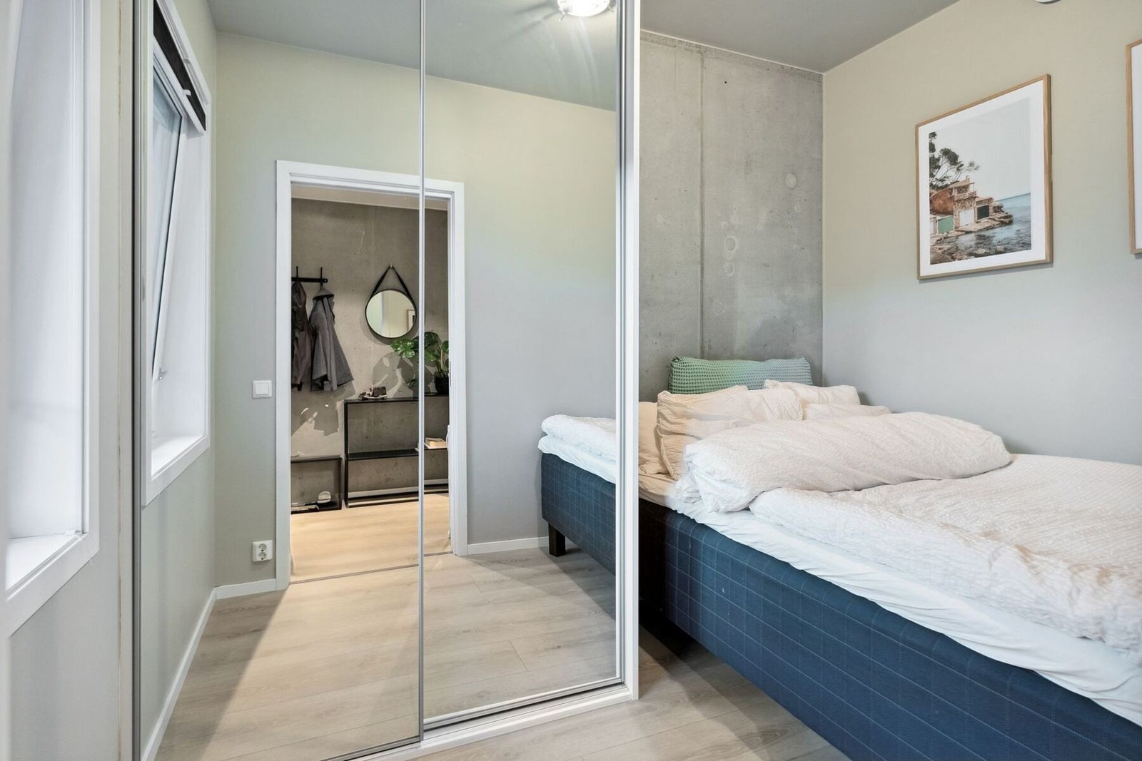 Soverom med 1-stavs parkett og skyvedørsgarderobe. Malt i lyse farger. Galleribilde