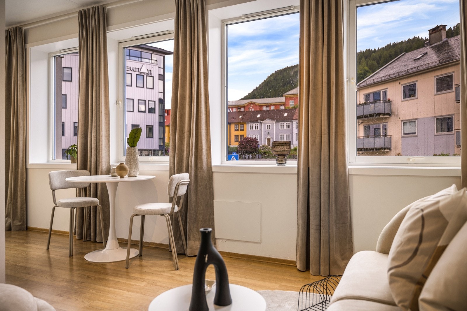 - De generøse vindusflatene er spesielt viktig i en liten leilighet og øker trivselfaktoren betraktelig - Galleribilde