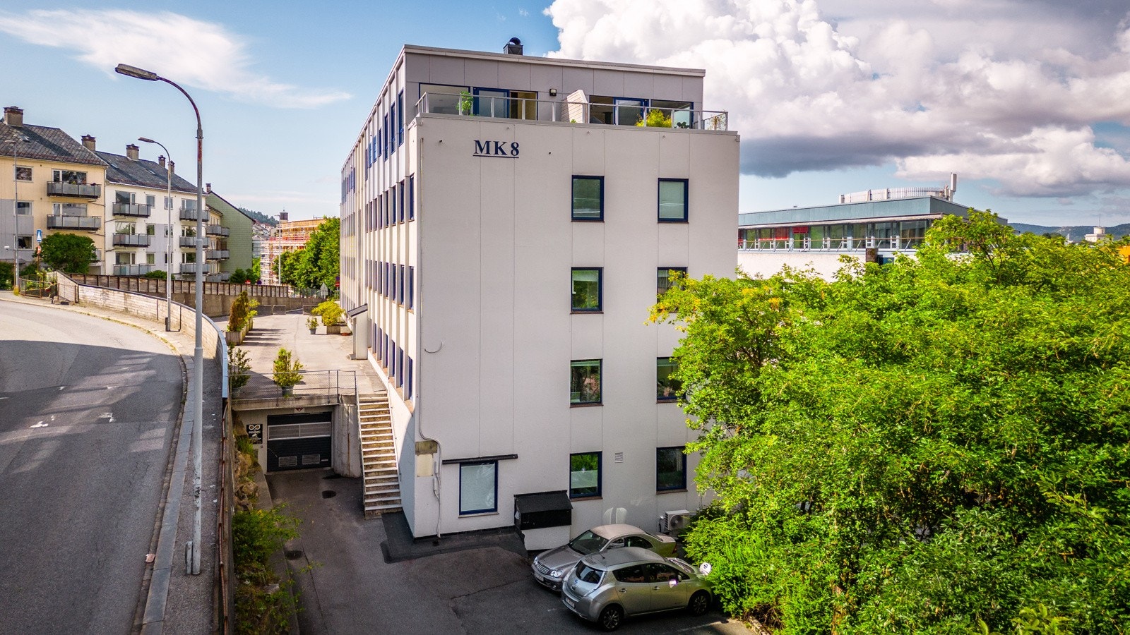 - MK8. Det er garasje i underetasje. Garasjeplass og parkeringsplass kan leies av sameiet for hhv. 1.100,- eller 550,- per mnd. For å få plass må man søke styret. - Galleribilde