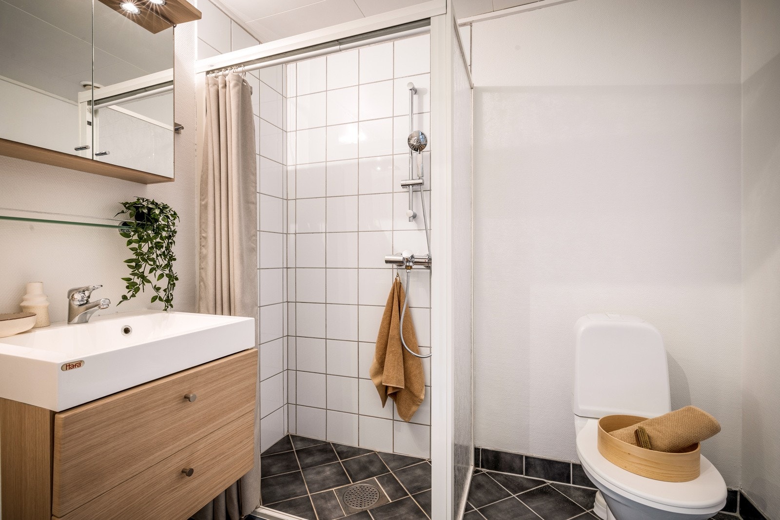 - Baderom med tidløs innredning og fliselagt gulv med varmekabler - Galleribilde