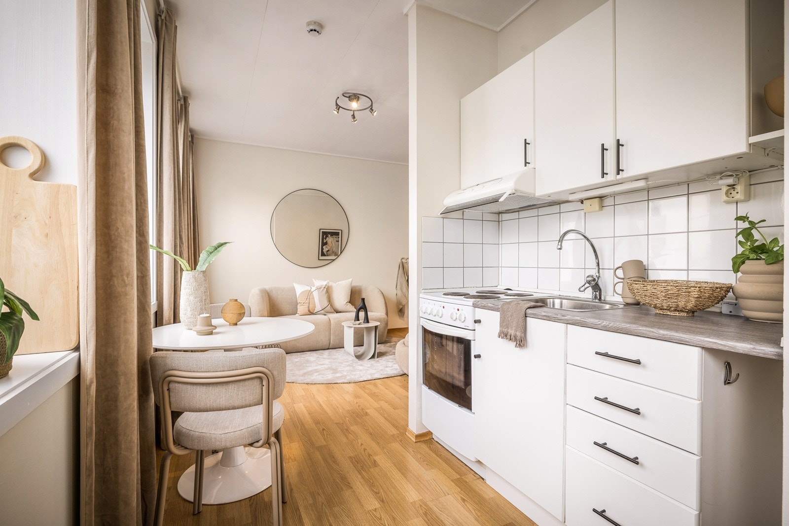 - Smart planløsning med kjøkken adskilt fra stue del. De store vindusflatene er gjennomgående i hele leiligheten - Galleribilde