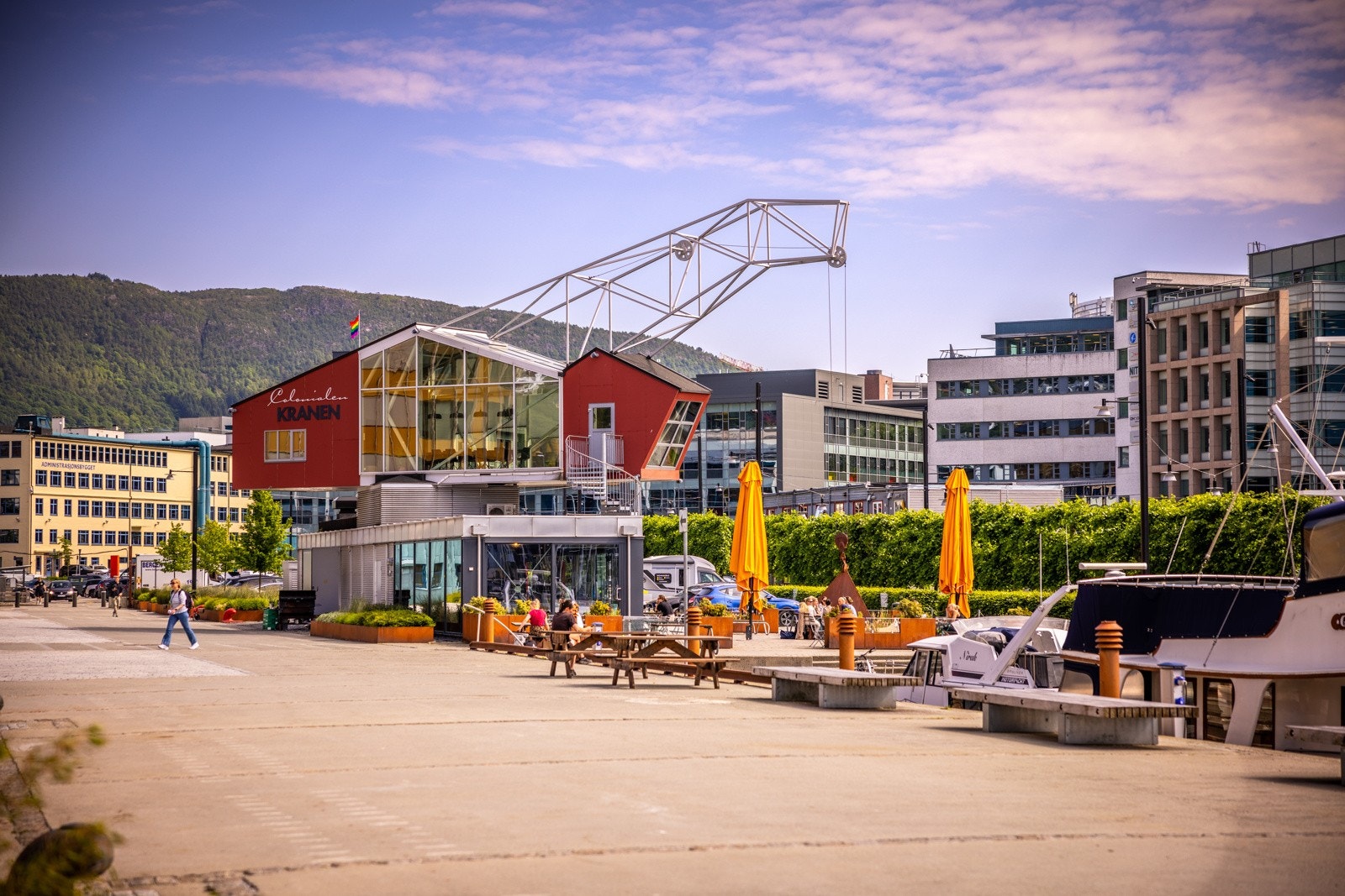 - Colonialen Kranen er like nednefor leiligheten. En annerkjent og meget god restaurant med uteservering - Galleribilde