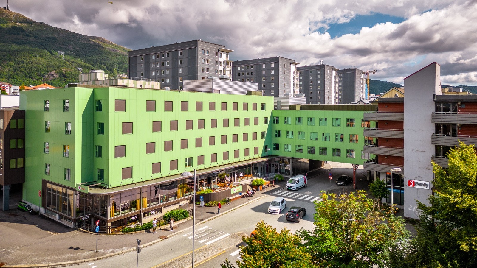 - Danmarksplass og Damsgårdssundet har utviklet seg til to nye sentrums bydeler med gode restauranter og kaféer - Galleribilde